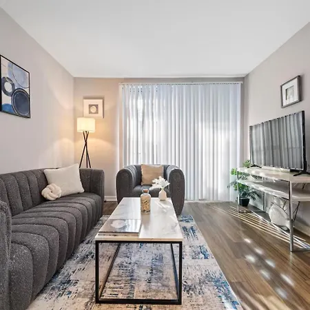 Location Walk To The Beach Chic Condo!